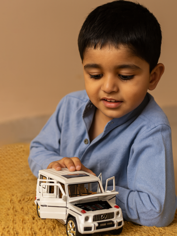 1:24 White Diecast G-Wagon Style Metal SUV Toy Car – Pull Back Action, Opening Doors & Hood, Lights & Sound