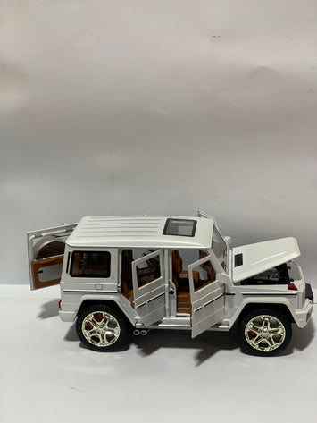 1:24 White Diecast G-Wagon Style Metal SUV Toy Car – Pull Back Action, Opening Doors & Hood, Lights & Sound